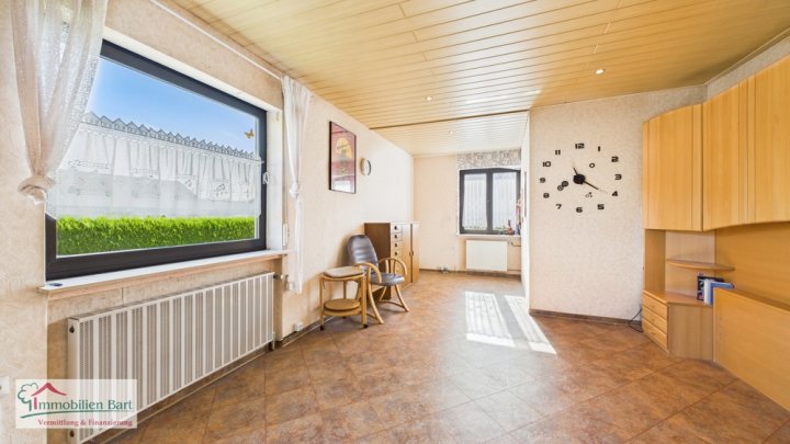 GRENZNÄHE: GEPFLEGTES WOHNHAUS MIT 4 GARAGEN IN TOP WOHNLAGE