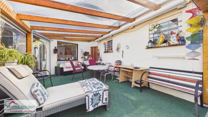 GRENZNÄHE: GEPFLEGTES WOHNHAUS MIT 4 GARAGEN IN TOP WOHNLAGE