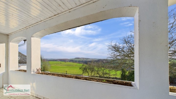 HERRLICHE AUSSICHTEN!

CHARMANTES 228 M² WOHNHAUS IN TOP WOHNLAGE MIT FERNSICHT!