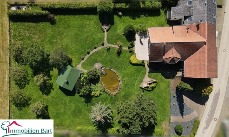 GRENZNÄHE: 2 WOHNHÄUSER AUF 33 AR