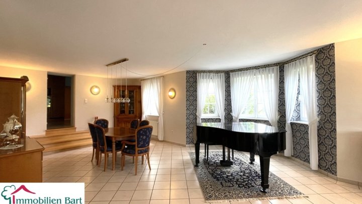 GRENZNÄHE: 2 WOHNHÄUSER AUF 33 AR