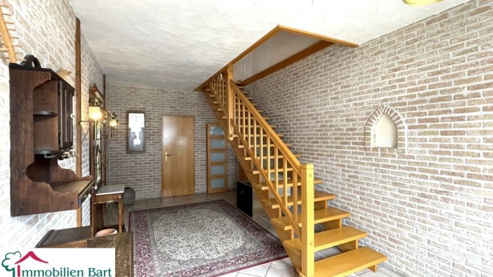 GRENZNÄHE: 2 WOHNHÄUSER AUF 33 AR