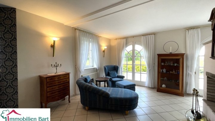 GRENZNÄHE: 2 WOHNHÄUSER AUF 33 AR