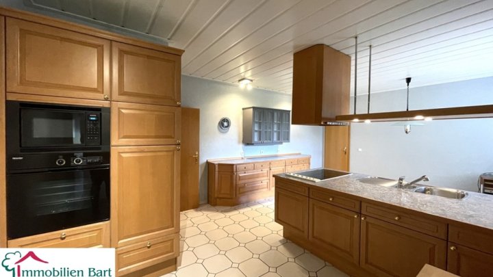 GRENZNÄHE: 2 WOHNHÄUSER AUF 33 AR