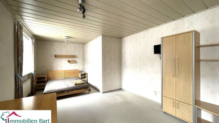 GRENZNÄHE: 2 WOHNHÄUSER AUF 33 AR