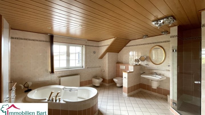 GRENZNÄHE: 2 WOHNHÄUSER AUF 33 AR