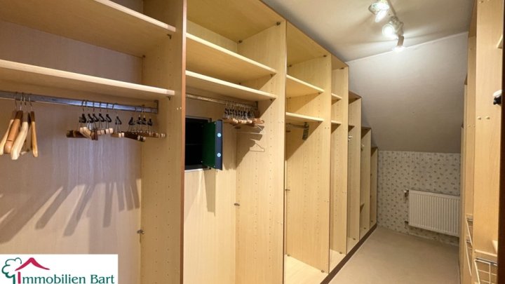 GRENZNÄHE: 2 WOHNHÄUSER AUF 33 AR