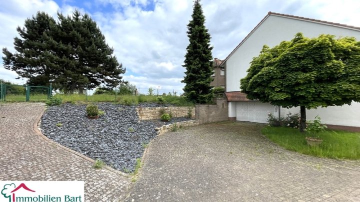 GRENZNÄHE: 2 WOHNHÄUSER AUF 33 AR