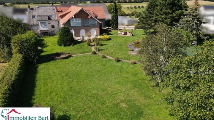 GRENZNÄHE: 2 WOHNHÄUSER AUF 33 AR