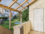 Haus links: Zugangstreppe mit Balkon