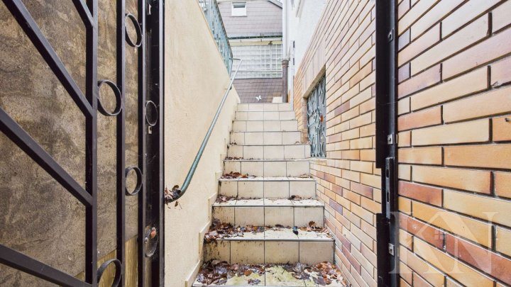 Charmantes Einfamilienhaus mit großem Balkon und Garten