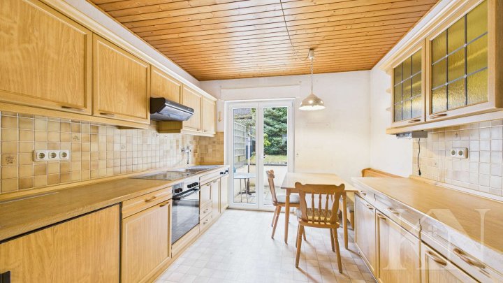 Charmantes Einfamilienhaus mit großem Balkon und Garten