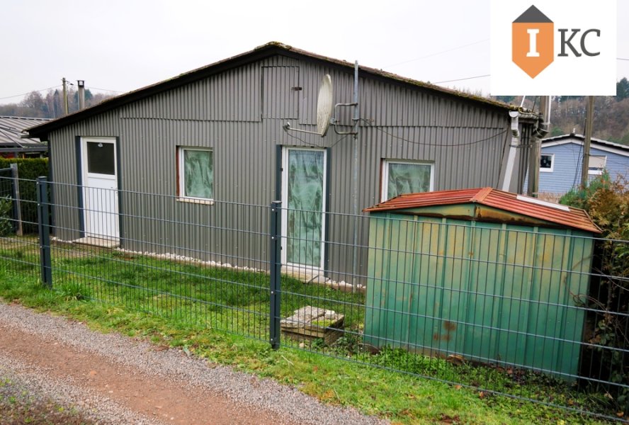 Vorderansicht mit Gerätehaus