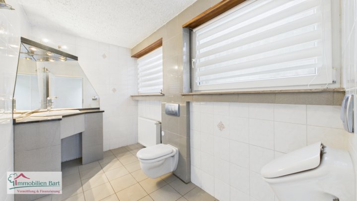 REHLINGEN:

WOHNHAUS / 267 M² WOHNFLÄCHE / GR. GARTEN / GARAGE / CARPORT / WEITBLICK!