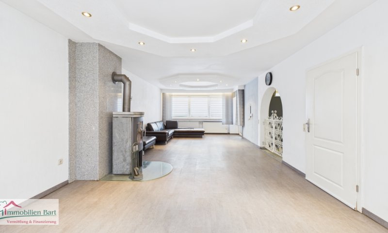 REHLINGEN:

WOHNHAUS / 267 M² WOHNFLÄCHE / GR. GARTEN / GARAGE / CARPORT / WEITBLICK!