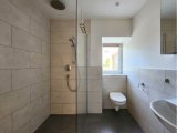EG links helles, modern gestaltetes Tageslicht-Bad mit luxuriöser Walk-In Dusche
