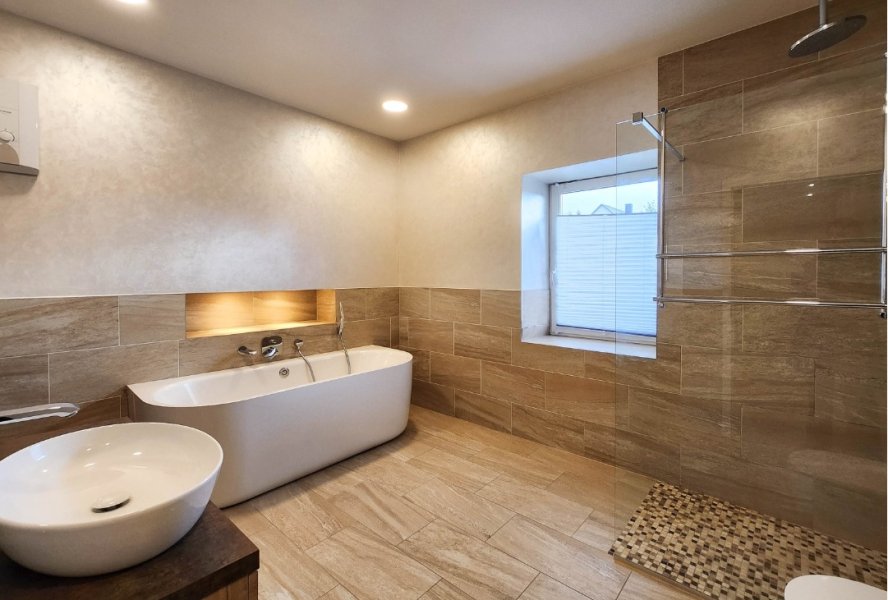 OG rechts Tageslicht-Bad mit Badewanne und Walk-In Dusche