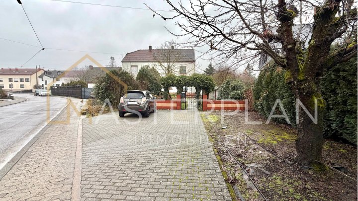 Einfamilienhaus mit zusätzlichem Wohngebäude auf großzügigem Grundstück