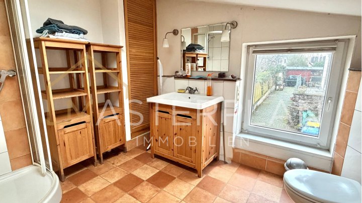 Einfamilienhaus mit zusätzlichem Wohngebäude auf großzügigem Grundstück