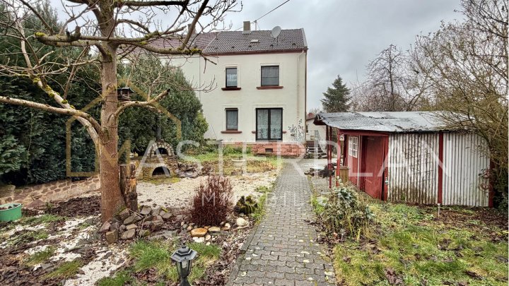 Einfamilienhaus mit zusätzlichem Wohngebäude auf großzügigem Grundstück