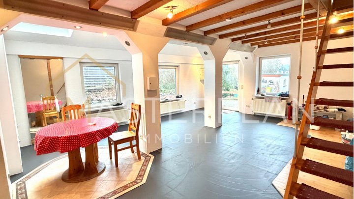 Einfamilienhaus mit zusätzlichem Wohngebäude auf großzügigem Grundstück