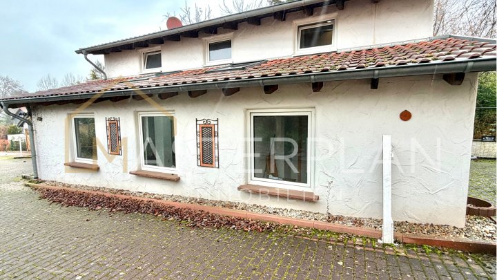 Einfamilienhaus mit zusätzlichem Wohngebäude auf großzügigem Grundstück