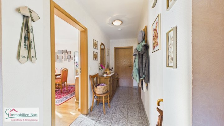 BETHINGEN: GEPFLEGTES WOHNHAUS MIT 2 WOHNUNGEN / 3 GARAGEN / 2 CARPORTSTELLPLÄTZE