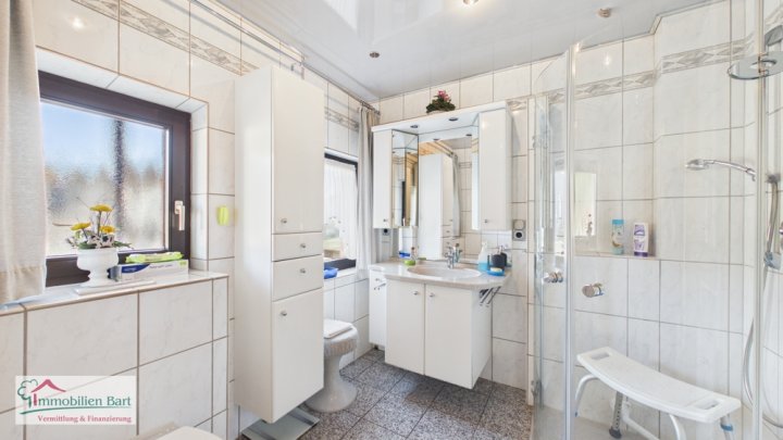 BETHINGEN: GEPFLEGTES WOHNHAUS MIT 2 WOHNUNGEN / 3 GARAGEN / 2 CARPORTSTELLPLÄTZE