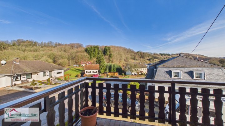 BETHINGEN: GEPFLEGTES WOHNHAUS MIT 2 WOHNUNGEN / 3 GARAGEN / 2 CARPORTSTELLPLÄTZE