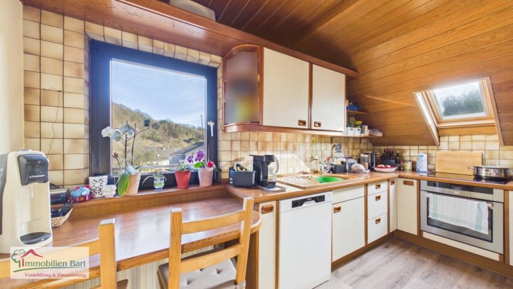 BETHINGEN: GEPFLEGTES WOHNHAUS MIT 2 WOHNUNGEN / 3 GARAGEN / 2 CARPORTSTELLPLÄTZE