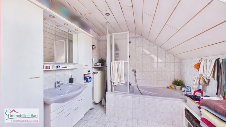 BETHINGEN: GEPFLEGTES WOHNHAUS MIT 2 WOHNUNGEN / 3 GARAGEN / 2 CARPORTSTELLPLÄTZE