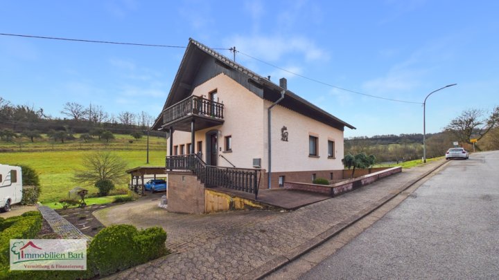 BETHINGEN: GEPFLEGTES WOHNHAUS MIT 2 WOHNUNGEN / 3 GARAGEN / 2 CARPORTSTELLPLÄTZE