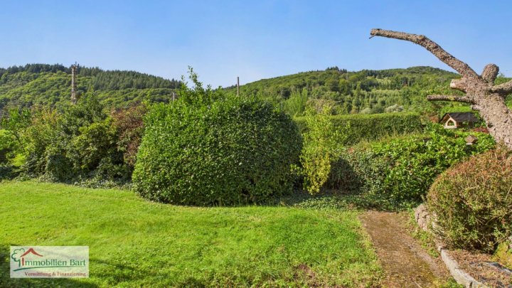 METTLACH-SAARHÖLZBACH: WOHNHAUS MIT 3 SCHLAFZIMMERN + BLICK INS GRÜNE