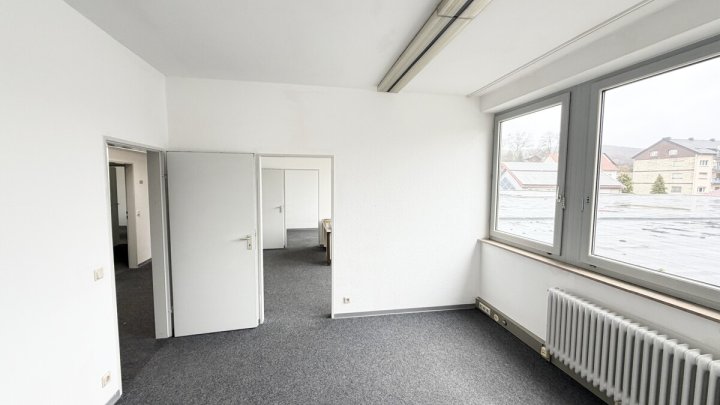 Großflächige Gewerbeimmobilie mit Entwicklungspotenzial-ehemaliger Fachmarkt auf 4.255 m² Grundstück