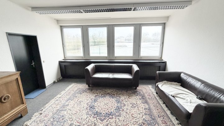 Großflächige Gewerbeimmobilie mit Entwicklungspotenzial-ehemaliger Fachmarkt auf 4.255 m² Grundstück