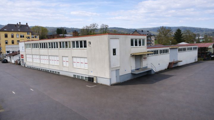 Großflächige Gewerbeimmobilie mit Entwicklungspotenzial-ehemaliger Fachmarkt auf 4.255 m² Grundstück
