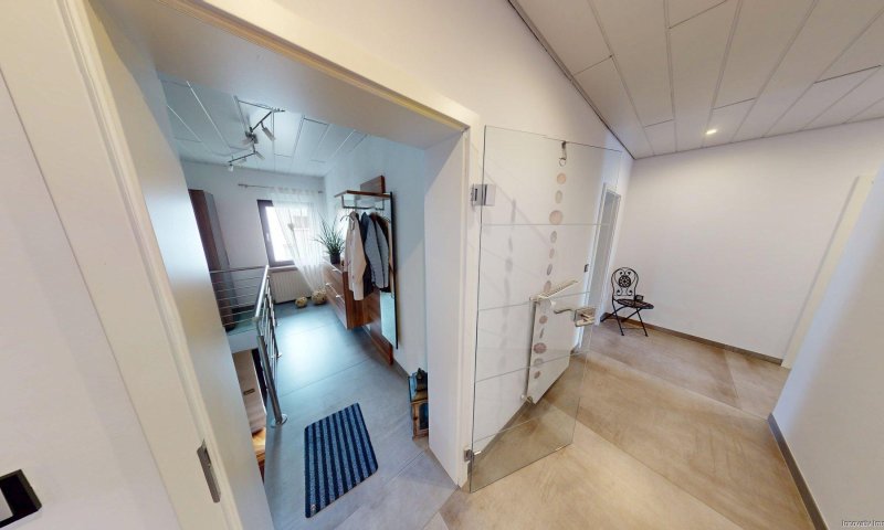 Modernes Ein oder Zweifamilienhaus dazu einer Garage mit Gartendurchfahrt