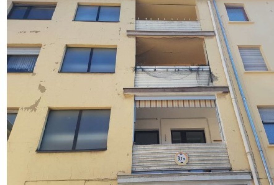 Gebäuderückseite mit 3 Balkonen