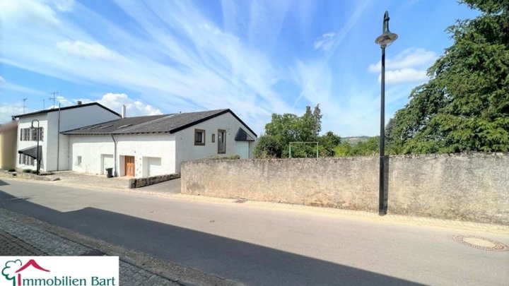 8 AR BAUGRUNDSTÜCK + WOHNHAUS MIT 3 WOHNEINHEITEN IN TOP LAGE VON PERL-NENNIG!