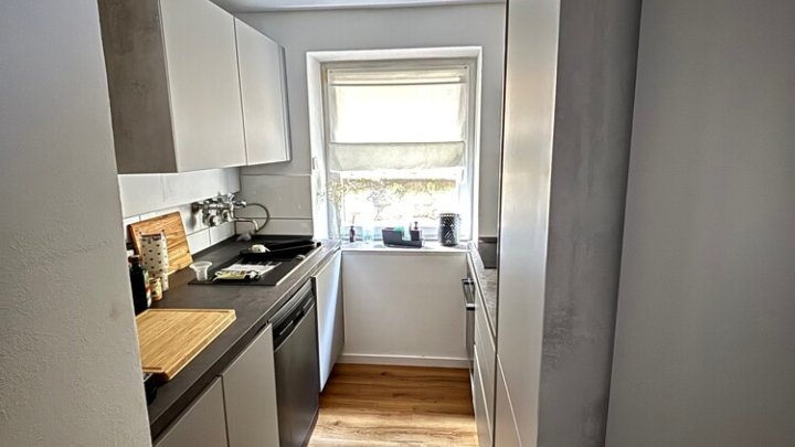 Hochwertig renovierte möblierte 2-ZKB mit EBK, Terrasse + Garage, sofort verfügbar