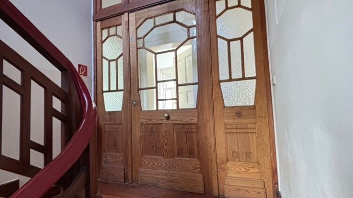 Schöne klassische Altbauwohnung mit Balkon im Regierungsviertel