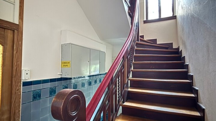 Schöne klassische Altbauwohnung mit Balkon im Regierungsviertel