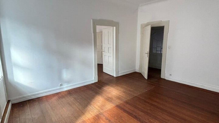 Schöne klassische Altbauwohnung mit Balkon im Regierungsviertel