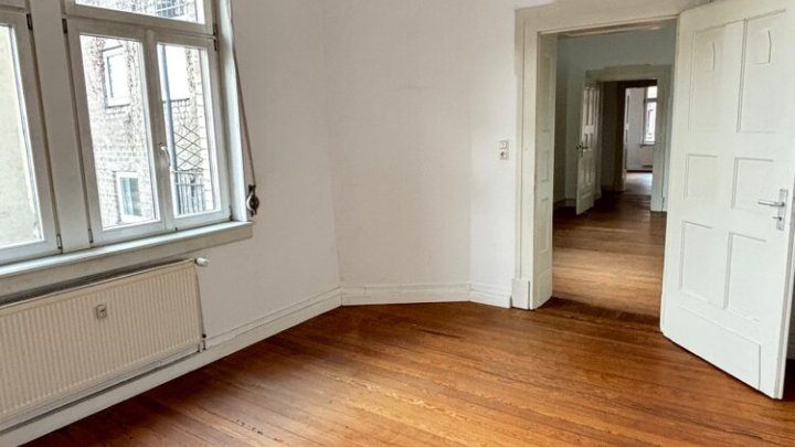 Schöne klassische Altbauwohnung mit Balkon im Regierungsviertel