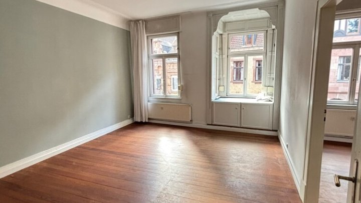 Schöne klassische Altbauwohnung mit Balkon im Regierungsviertel