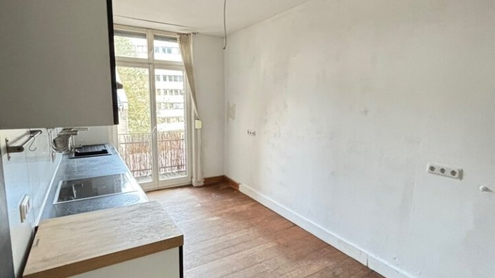 Schöne klassische Altbauwohnung mit Balkon im Regierungsviertel
