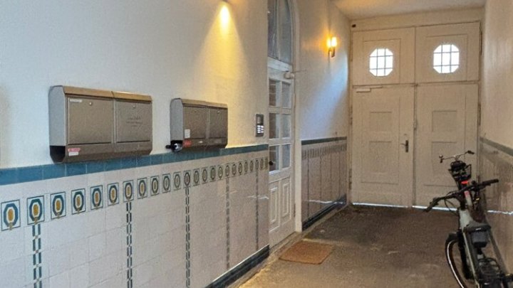 Schöne klassische Altbauwohnung mit Balkon im Regierungsviertel