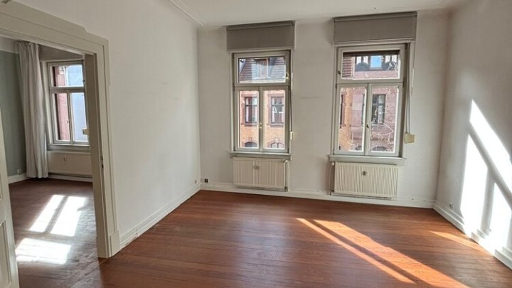Schöne klassische Altbauwohnung mit Balkon im Regierungsviertel