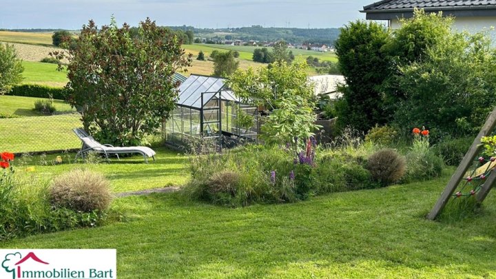 WOHNHAUS MIT SEPARATEM BAUGRUNDSTÜCK IN GRENZNÄHE