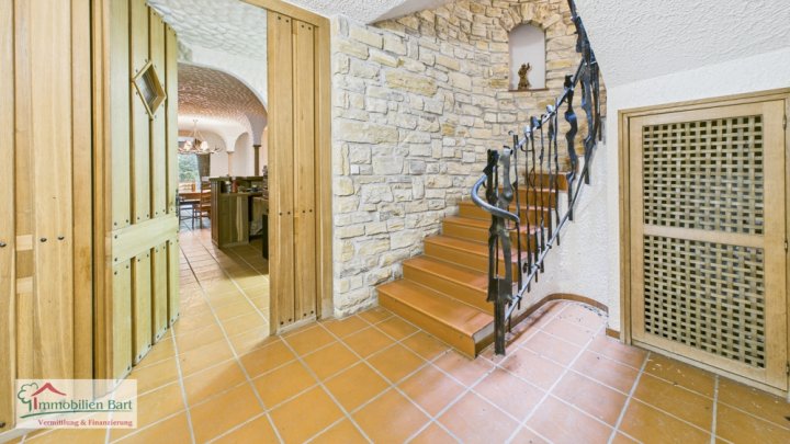 WOHNHAUS MIT 458 M² WOHNFLÄCHE IN LOSHEIM-HAUSBACH